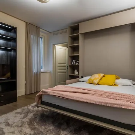 Daire Joivy Elegant Studio For 2 Near Duomo Di